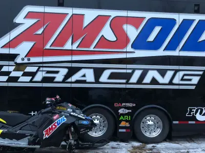 Auto sacīkšu komanda un transportlīdzeklis, kas saistīts ar auto sportu un motokross.